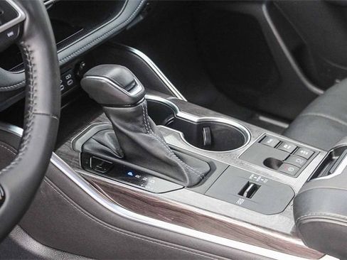 Used 2023 Toyota Highlander Limited image 28