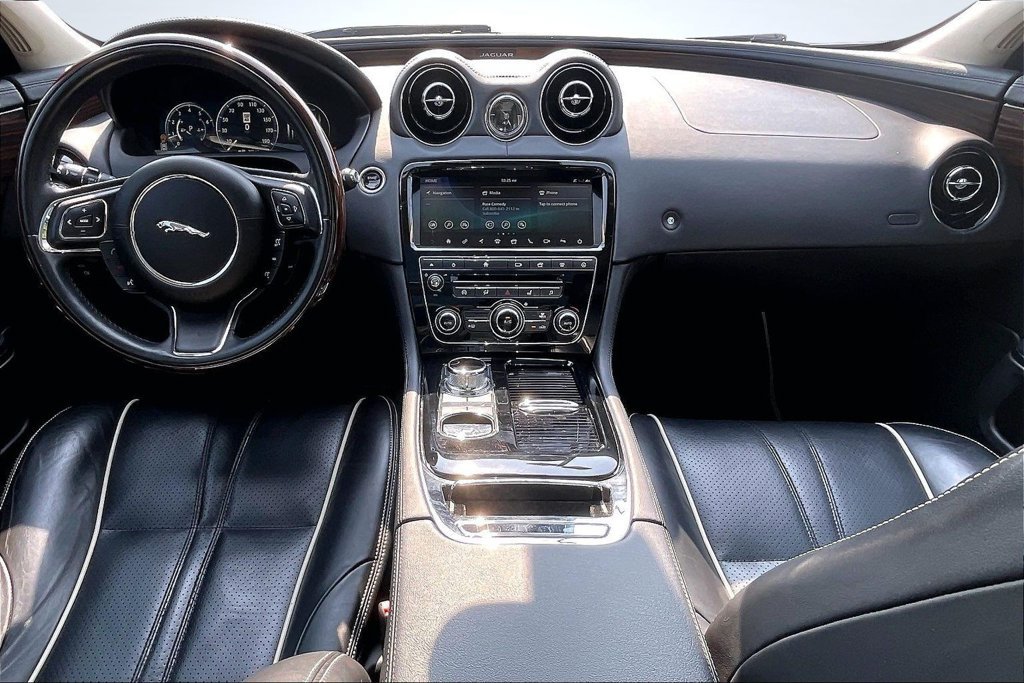 Used 2018 Jaguar XJ R-Sport RWD image 9