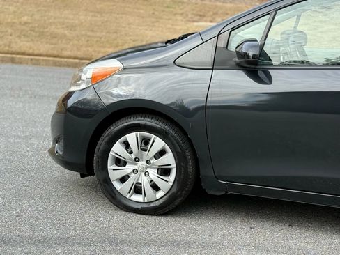 Used 2012 Toyota Yaris L image 7