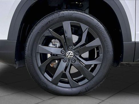 Used 2023 Volkswagen Taos SE w/ Panoramic Sunroof Package FWD image 11