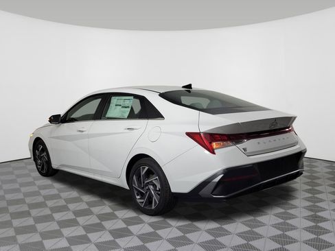 New 2025 Hyundai Elantra Limited image 38