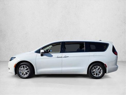 Used 2022 Chrysler Voyager LX image 9