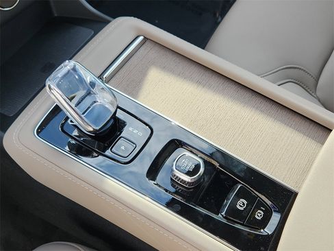 New 2026 Volvo XC90 B6 Plus w/ Protection Package Premier image 17