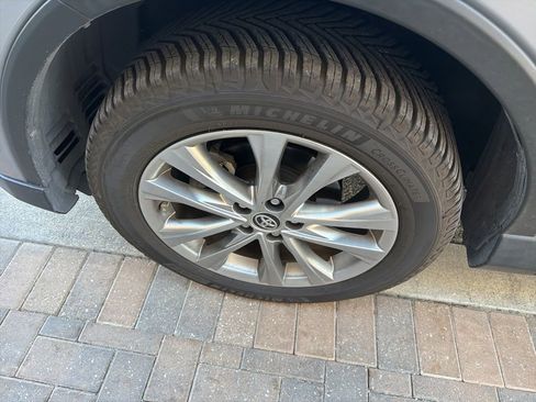 Used 2018 Toyota RAV4 Limited image 13