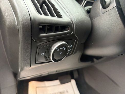 Used 2018 Ford Focus SE w/ Cold Weather Package image 16