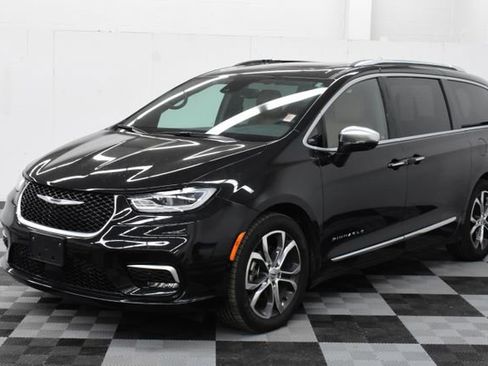 Used 2022 Chrysler Pacifica Pinnacle image 2