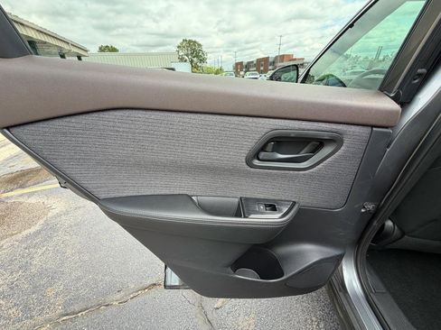 Used 2021 Nissan Rogue S FWD image 12