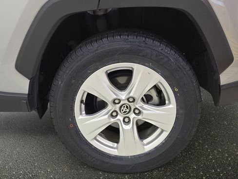 Used 2021 Toyota RAV4 XLE w/ Carpet Mat Package (TMS) image 33