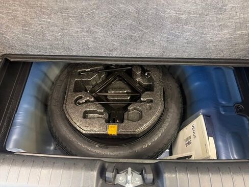 Used 2025 Hyundai Venue SEL image 32