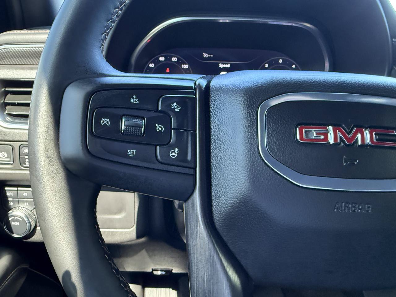 Used 2024 GMC Yukon AT4 w/ Technology Package AWD/4WD image 28