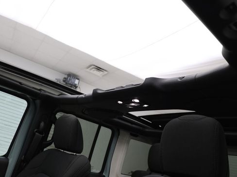 Used 2023 Jeep Wrangler Unlimited w/ Sun & Screen Package image 17