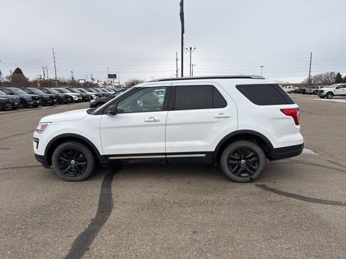 Used 2018 Ford Explorer XLT image 5