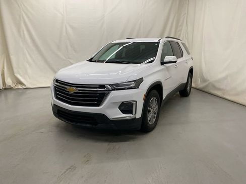 Used 2023 Chevrolet Traverse LT image 2