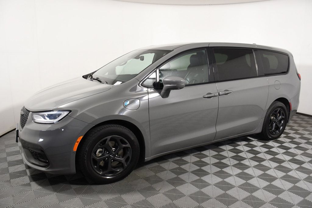 Used 2022 Chrysler Pacifica Limited w/ Uconnect Theater Family Group FWD image 2