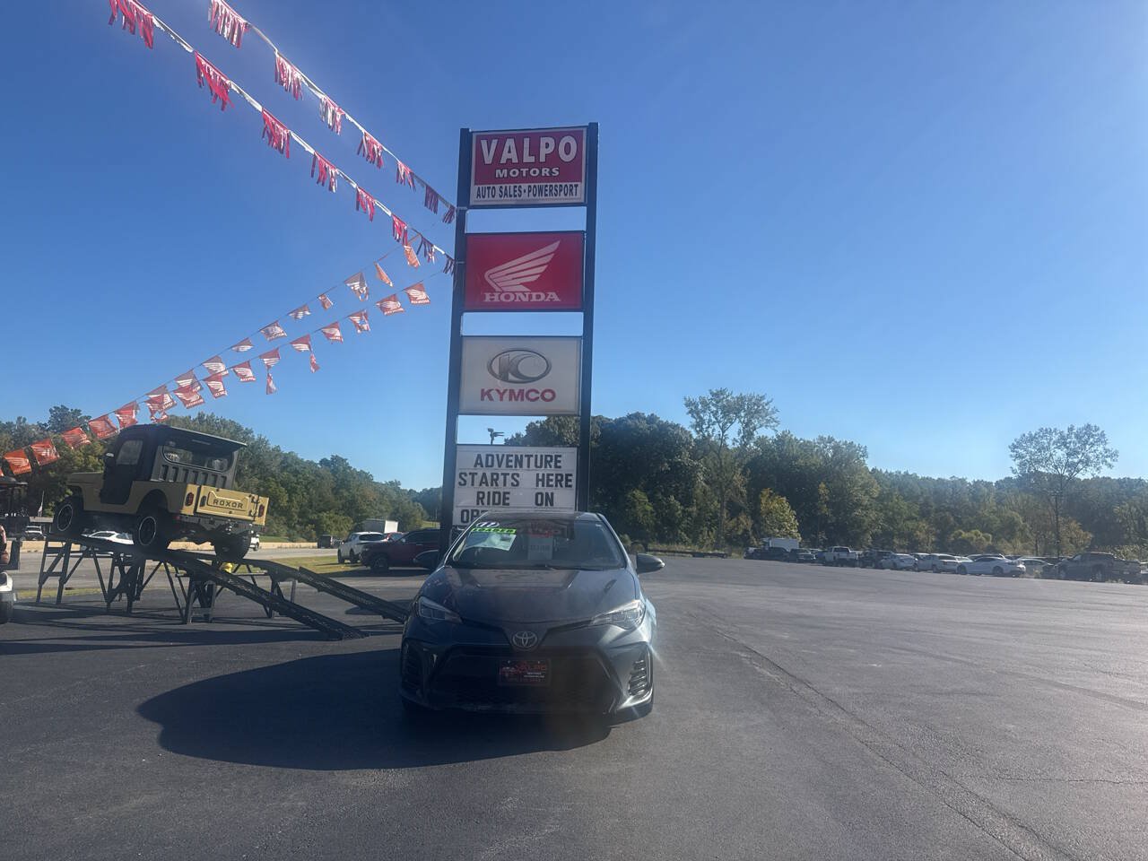 Used 2017 Toyota Corolla SE w/ Carpet Mat Package (TMS) FWD image 3