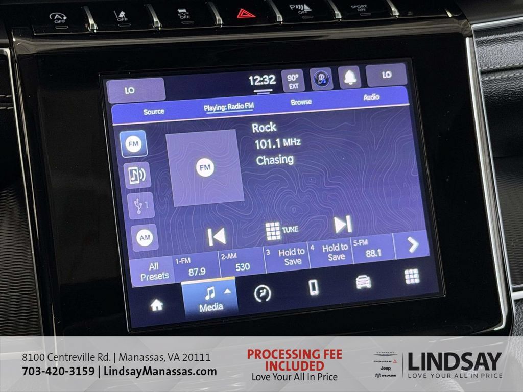 Used 2023 Jeep Grand Cherokee Laredo AWD/4WD image 26