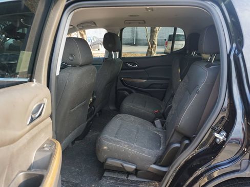 Used 2023 GMC Acadia SLE FWD image 13