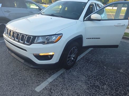Used 2018 Jeep Compass Latitude FWD image 14