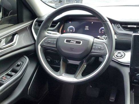 Used 2022 Jeep Grand Cherokee Laredo w/ Luxury Tech Group I AWD/4WD image 24
