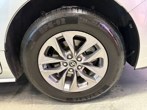 Used 2022 Toyota Sienna XLE image 25