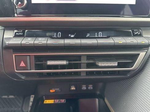 Used 2025 Toyota Camry SE AWD/4WD image 20