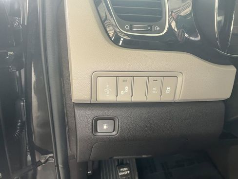 Used 2016 Kia Sedona SX Limited image 24