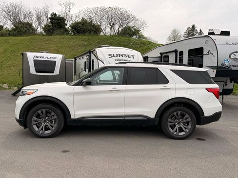 Used 2023 Ford Explorer XLT w/ XLT Sport Appearance Package AWD/4WD image 8