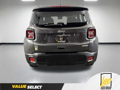Used 2018 Jeep Renegade Latitude w/ Popular Equipment Group FWD image 4