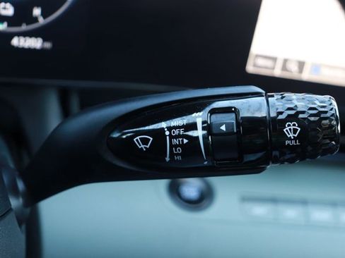 Used 2025 Hyundai Elantra Limited image 24