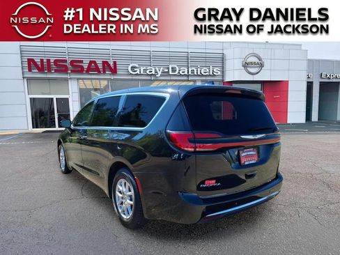 Used 2024 Chrysler Pacifica Touring-L FWD image 5