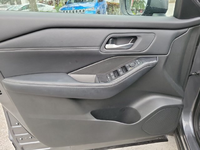 Used 2025 Nissan Rogue SV w/ SV Premium Package FWD image 12