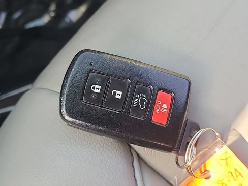Used 2019 Toyota Highlander XLE AWD/4WD image 24