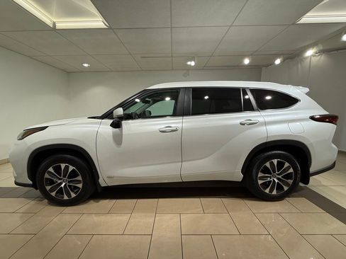 Certified 2025 Toyota Highlander XLE AWD/4WD image 2