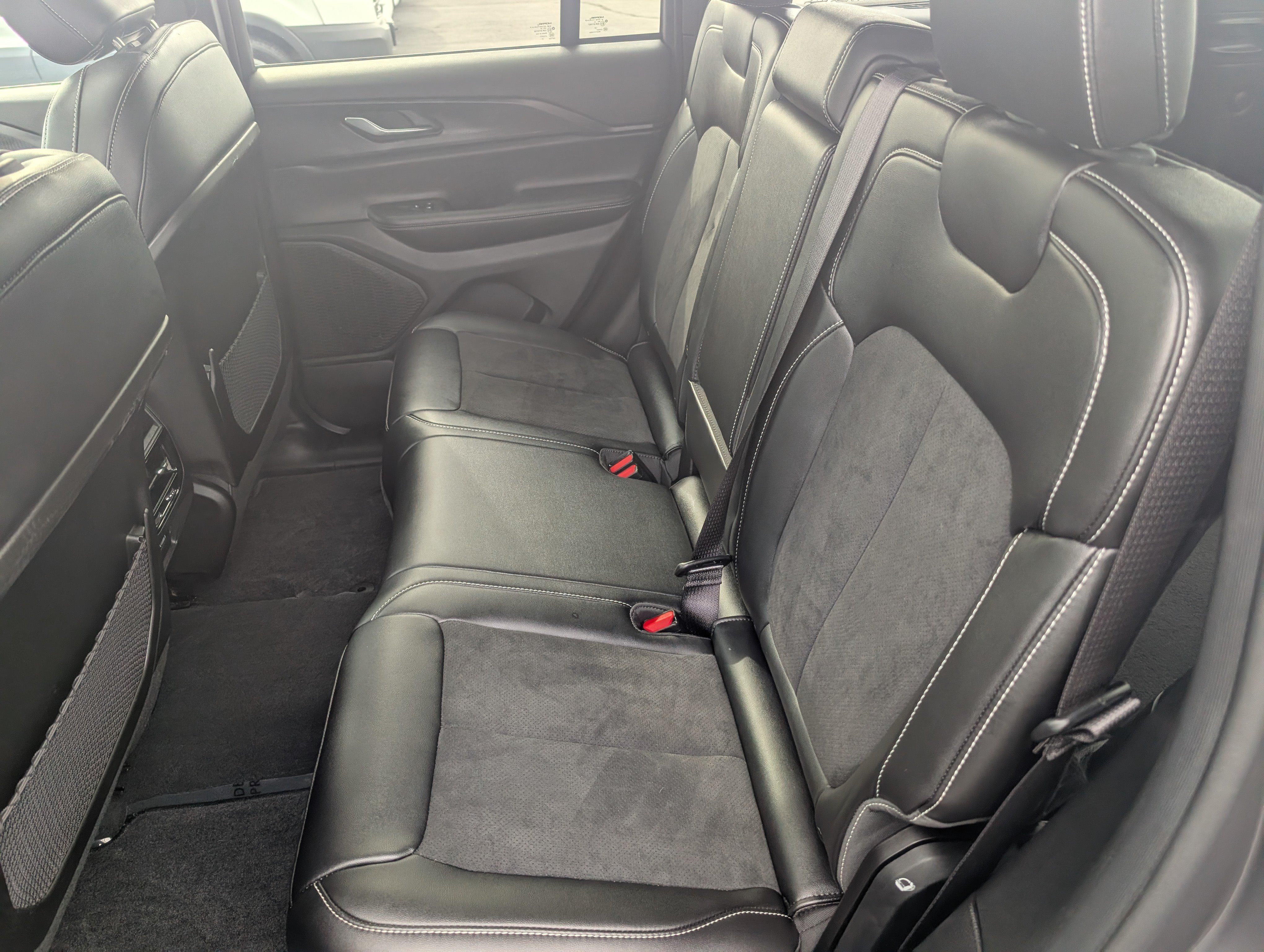 Used 2025 Jeep Grand Cherokee Altitude AWD/4WD image 26