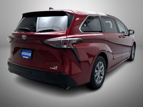 Used 2024 Toyota Sienna LE image 5