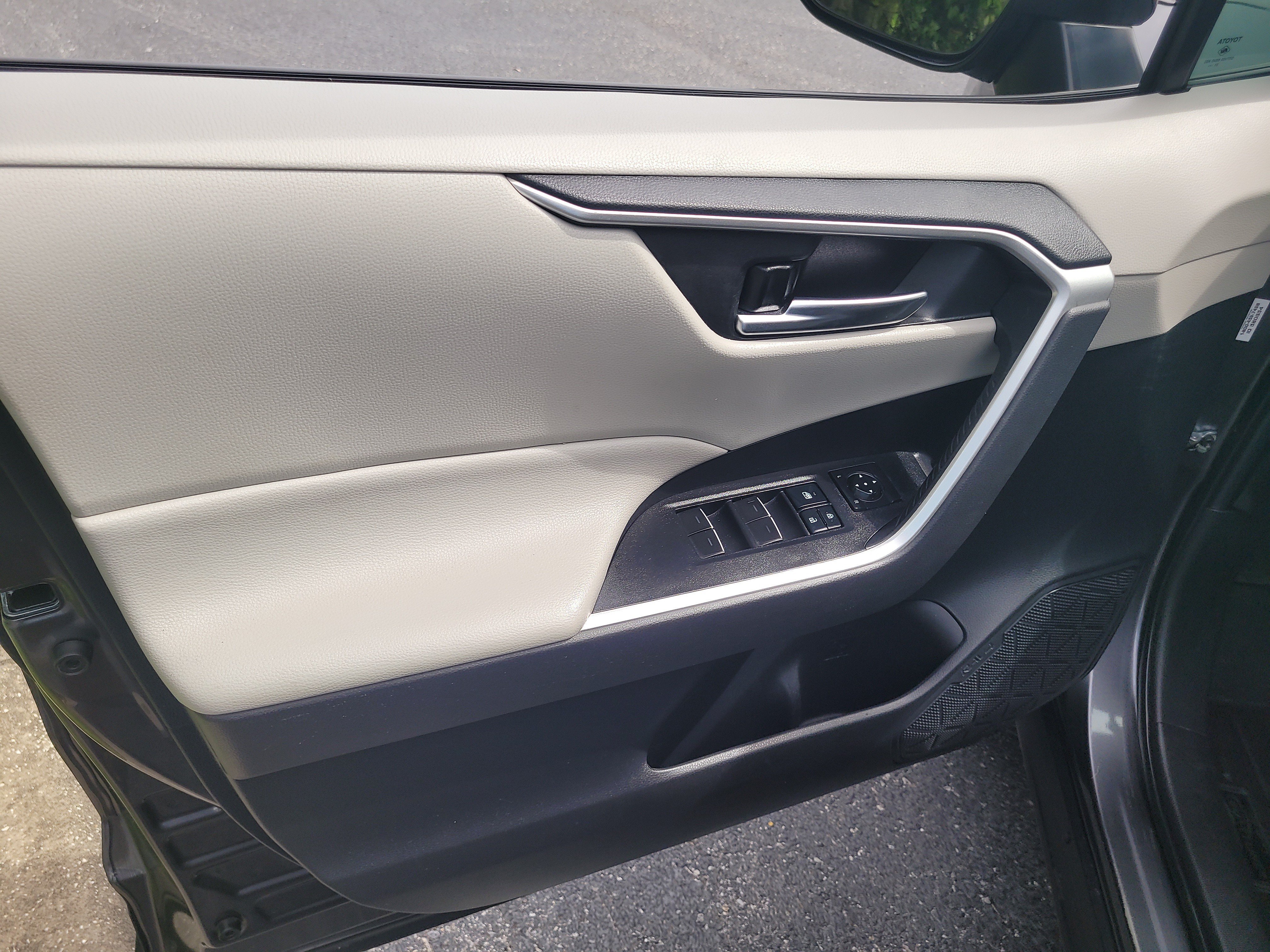 Used 2022 Toyota RAV4 XLE AWD/4WD image 17
