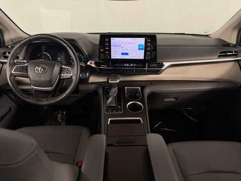 Used 2024 Toyota Sienna XLE image 26