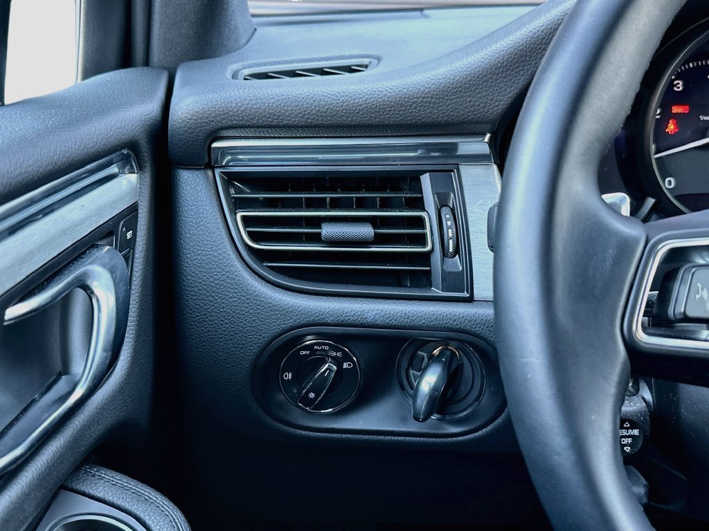 Certified 2026 Porsche Macan AWD/4WD image 10