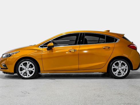 Used 2017 Chevrolet Cruze Premier w/ Enhanced Convenience Package FWD image 9