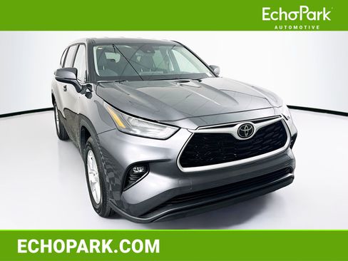Used 2025 Toyota Highlander LE image 1