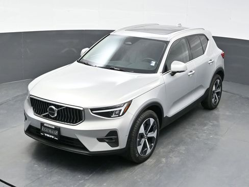 Used 2025 Volvo XC40 B5 Plus AWD/4WD image 32