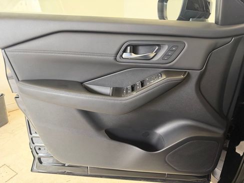 Used 2025 Nissan Rogue SL w/ SL Premium Package image 18