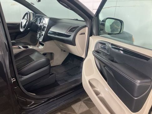 Used 2020 Dodge Grand Caravan SXT image 16