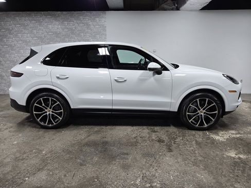 Used 2022 Porsche Cayenne Platinum Edition image 3