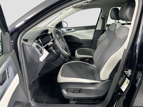 Certified 2025 Volkswagen Taos SE image 19