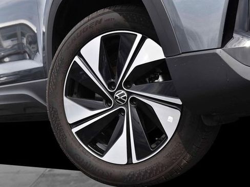 Used 2025 Volkswagen Taos SE image 3