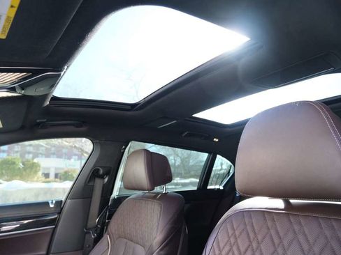 Used 2018 BMW 750i image 41