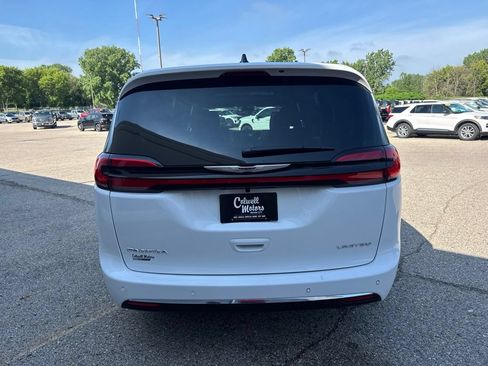 Used 2026 Chrysler Pacifica Limited FWD image 3