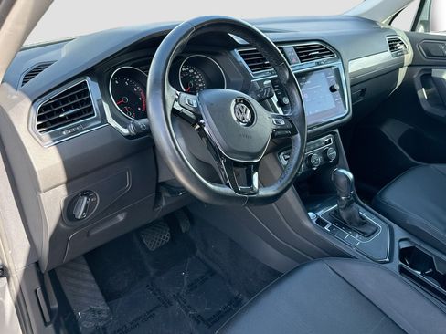 Used 2019 Volkswagen Tiguan SE w/ Panoramic Sunroof Package FWD image 9