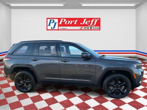 Used 2023 Jeep Grand Cherokee Altitude image 3